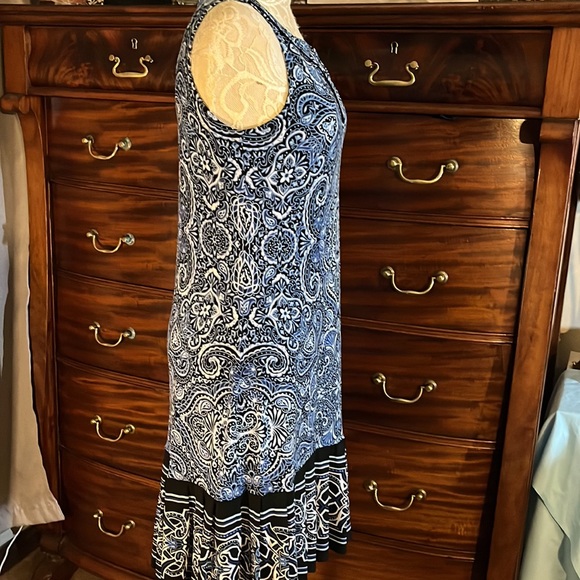 WHBM - blue/ black/ white design dress with notch neckline- like new -size small - Picture 5 of 10